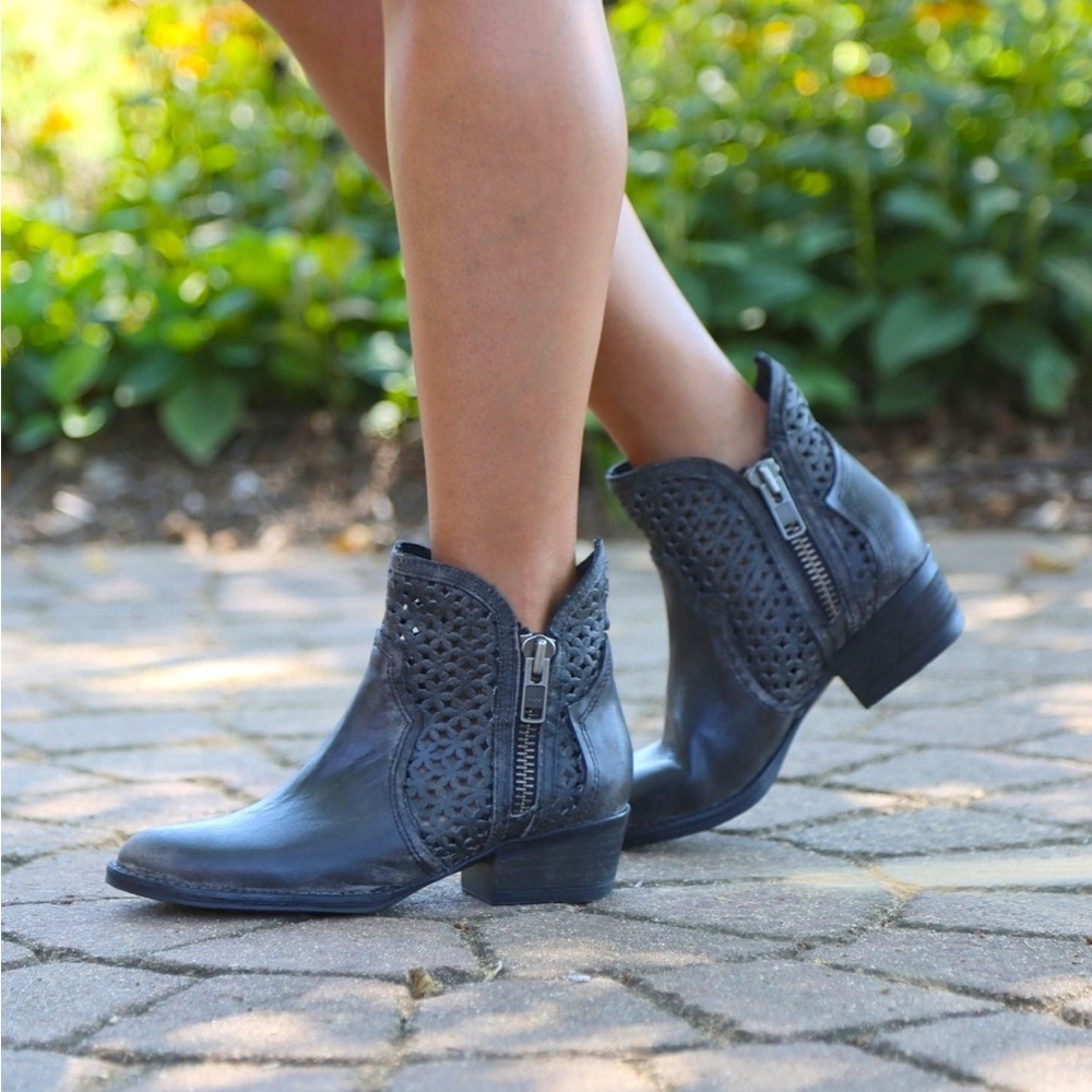 Circle G by Corral Ladies Shortie Black/Grey Cutout Bootie Q0001 SZ 7